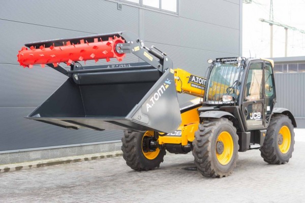 Attachments for silage: cutters, rammers, buckets, forks, grabs