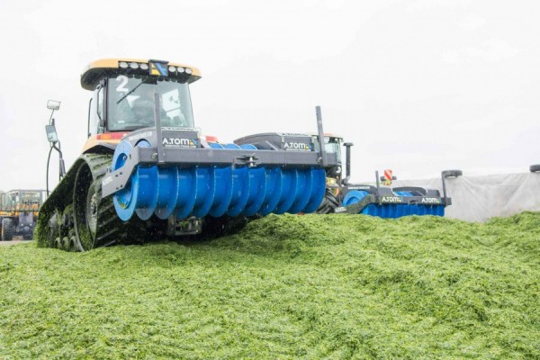 Attachments for silage: cutters, rammers, buckets, forks, grabs