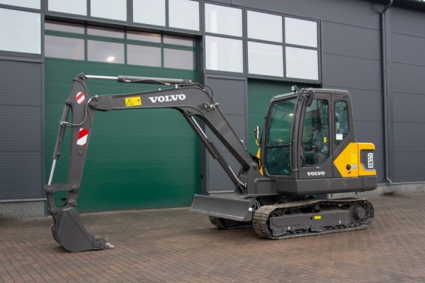 Mini excavator: compact solution and functionality