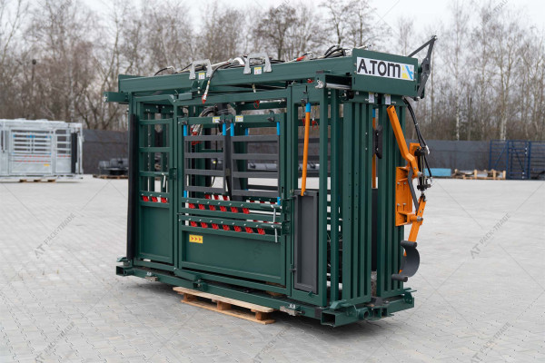Hydraulic cattle crush A.TOM