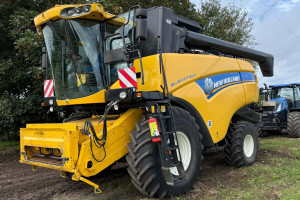 Комбайн New Holland CX6090 2017 г. 1636/1408 м/ч. с жаткой 7 м прицепом