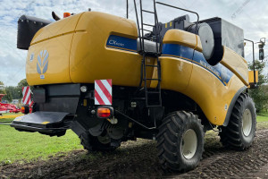 Комбайн New Holland CX6090 2017 г. 1636/1408 м/ч. с жаткой 7 м прицепом