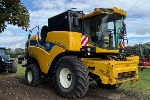 Комбайн New Holland CX6090 2017 г. 1636/1408 м/ч. с жаткой 7 м прицепом