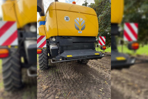 Комбайн New Holland CX6090 2017 г. 1636/1408 м/ч. с жаткой 7 м прицепом