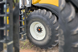 Комбайн New Holland CX6090 2017 г. 1636/1408 м/ч. с жаткой 7 м прицепом