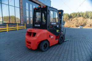 Дизельный вилочный погрузчик Noblelift FD25, кабина, обогреватель, гусматика