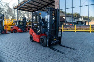 Дизельный вилочный погрузчик Noblelift FD25, кабина, обогреватель, гусматика