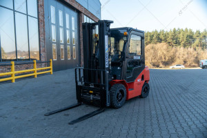 Дизельный вилочный погрузчик Noblelift FD25, кабина, обогреватель, гусматика