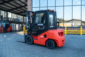 Дизельный вилочный погрузчик Noblelift FD25, кабина, обогреватель, гусматика