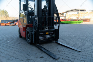 Дизельный вилочный погрузчик Noblelift FD25, кабина, обогреватель, гусматика