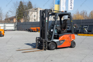 Вилочный погрузчик Linde E16P-02 2017 г. 12055 м/ч.,  № 5203