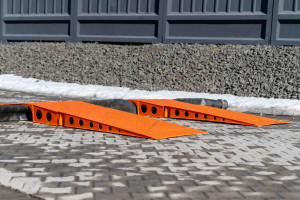 Hose line crossing ramps up to 6 inches (152 mm)