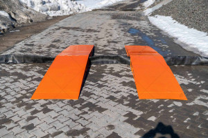 Hose line crossing ramps up to 6 inches (152 mm)