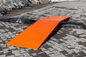 Hose line crossing ramps up to 6 inches (152 mm)