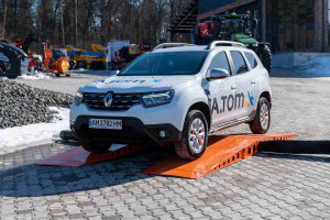 Hose line crossing ramps up to 6 inches (152 mm)