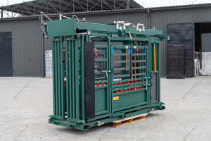 Hydraulic cattle crush A.TOM