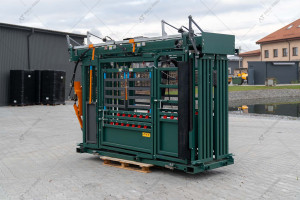 Hydraulic cattle crush A.TOM