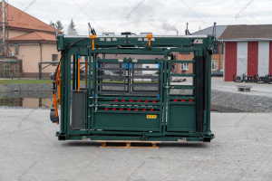 Hydraulic cattle crush A.TOM