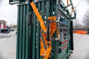 Hydraulic cattle crush A.TOM