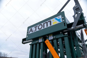 Hydraulic cattle crush A.TOM