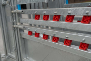 Станок для вертикальной фиксации КРС A.ТОМ с оцинкованным покрытием