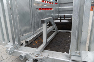 Станок для вертикальной фиксации КРС A.ТОМ с оцинкованным покрытием