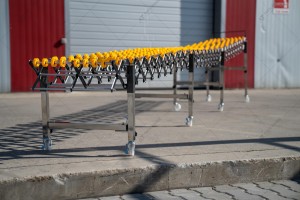 Roller conveyor, stretchable, rotary roller conveyor