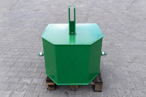 A.TOM 900 counterweight for front hitch