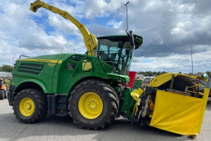 Комбайн John Deere 8200 з жаткою Kemper Champion 460 Plus та підбирачем валків John Deere 639