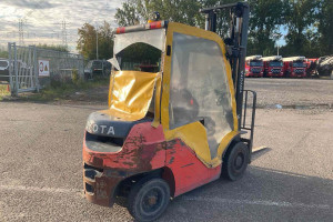 Вилочный погрузчик Toyota 02-8FDF20 2012 г. 11127 м/ч.