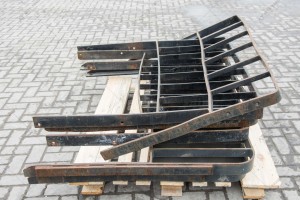 Pallet carriage frame