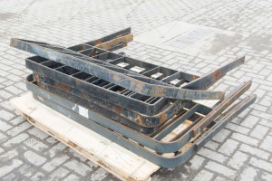 Pallet carriage frame